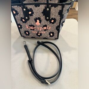 Kate Spade EUC Ella herringbone floral tote 
pink and black
